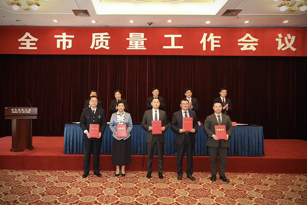 2海大生物集團(tuán)創(chuàng)始人、董事長單俊偉（右二）上臺領(lǐng)獎.jpg